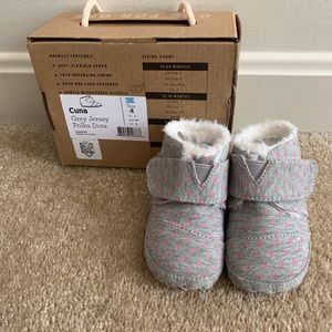 Tons Infant Cuna Crib Shoes size 4